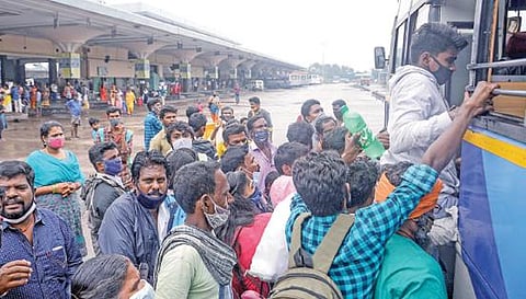 நிவர் புயல் முன்னெச்சரிக்கை நடவடிக்கையாக 7 கடலோர மாவட்டங்களுக்கான அரசுப் பேருந்து சேவை நேற்று பிற்பகல் முதல் நிறுத்தப்பட்டது. இதனால், சென்னை கோயம்பேட்டில் இருந்து நேற்று பிற்பகல் விழுப்புரம் புறப்பட்டுச் சென்ற கடைசி பேருந்தை பிடிக்க அலைமோதிய மக்கள்.படங்கள்: பு.க.பிரவீன்