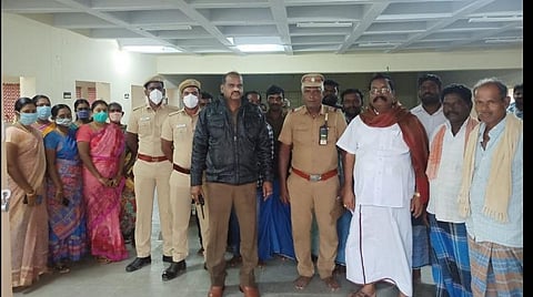 சிதம்பரம் அருகே உள்ள புஞ்சைமகத்து வாழ்க்கை கிராமத்தில் உள்ள புயல் பாதுகாப்பு மையத்தில் தன்னார்வலர்களுடன் அண்ணாமலை நகர் இன்ஸ்பெக்டர் தேவேந்திரன் மற்றும் போலீஸார்.