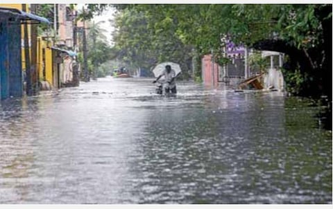 தமிழகம் முழுவதும் உள்ள நீர் நிலைகளின் கரையோரங்களில் வசித்த மக்களை வலுக்கட்டாயமாக அகற்றிய போலீஸார்