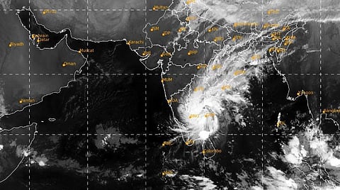 முழுமையாக கரையை கடந்தது நிவர் புயல்
