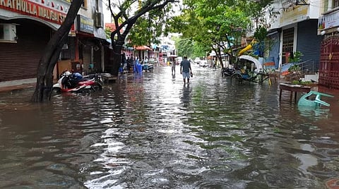 புதுச்சேரி நகரப்பகுதியில் தேங்கியுள்ள மழை நீர்.