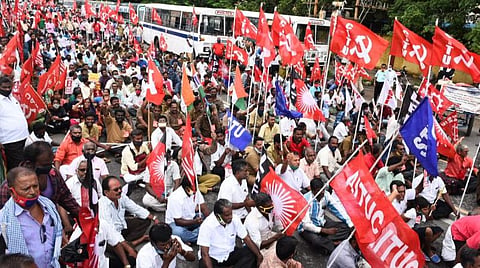 திருச்சியில் போராட்டத்தில் ஈடுபட்ட பல்வேறு தொழிற்சங்கங்கள் ஒருங்கிணைந்த கூட்டமைப்பினர். | படம்: ஜி.ஞானவேல்முருகன்.
