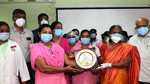 பச்சிளம் குழந்தைகளுக்கு சிறந்த சிகிச்சை அளித்ததற்காக தமிழ்நாடு அரசு வழங்கிய விருதுடன் திருச்சி அரசு மருத்துவமனை முதல்வர் கே.வனிதா உள்ளிட்டோர். படம்: ஜி.ஞானவேல்முருகன்.