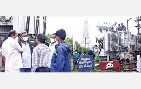 ‘நிவர்’ புயலால் பாதிக்கப்பட்ட சென்னை பெரும்பாக்கம் துணை மின்நிலையத்தில் நடைபெற்று வரும் மீட்புப் பணிகளை மின்துறை அமைச்சர் பி.தங்கமணி நேற்று பார்வையிட்டார். உடன் மின்வாரியத் தலைவர் பங்கஜ் குமார் பன்சால் உள்ளிட்டோர்.