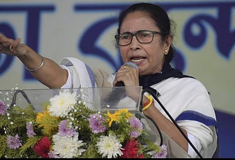 டெல்லி சலோ போராட்டத்துக்கு முழு ஆதரவு; விவசாயிகளின் உரிமைகளை நசுக்க முயலும் பாஜக: மம்தா பானர்ஜி சாடல்
