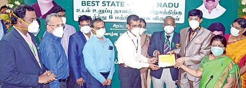 சென்னை டிஎம்எஸ் வளாகத்தில் உள்ள தேசிய நலவாழ்வு மையத்தில் நேற்று நடந்த நிகழ்ச்சியில், சென்னை அரசு ஸ்டான்லி மருத்துவமனையில் கல்லீரல் மாற்று அறுவை சிகிச்சையை சிறப்பாக செயல்படுத்திய குழுவினருக்கு சுகாதாரத் துறை செயலாளர் ஜெ.ராதாகிருஷ்ணன் விருது வழங்கினார். உடன் தமிழக உடல் உறுப்பு மாற்று சிகிச்சை ஆணைய உறுப்பினர் செயலர் காந்திமதி, மருத்துவக் கல்வி இயக்குநர் நாராயணபாபு, பொது சுகாதாரத் துறை இயக்குநர் செல்வ விநாயகம்.படம்: க.பரத்