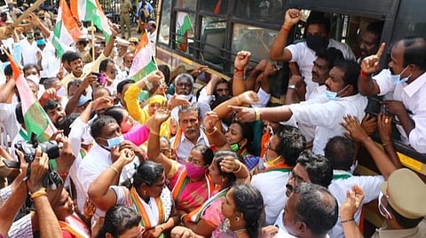 குமரியில் தடையை மீறி காங்கிரஸார் ஏர், கலப்பை போராட்டம்; 3 எம்.எல்.ஏ.க்.,கள் கைது