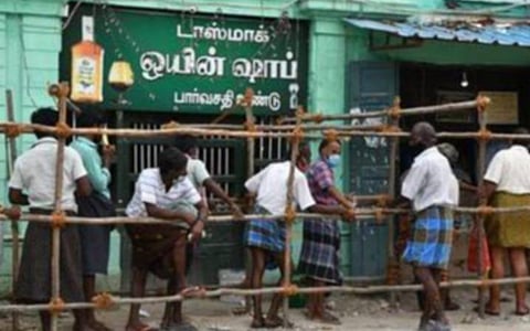 தமிழகத்தில் கிளப்புகள், ஓட்டல்களில் நாள் முழுவதும் மதுபானம் விற்கப்படுகிறதா?- தமிழக அரசு பதிலளிக்க உயர் நீதிமன்றம் உத்தரவு