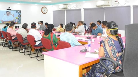 முதல்வர் பழனிசாமி காணொலி காட்சி வாயிலாக வேலூர் மாவட்ட ஆட்சியருடன் ஆலோசனை செய்தார்.