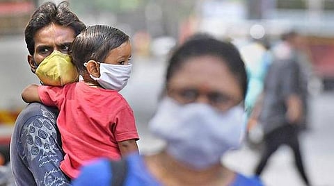 கரோனா பரவலை கட்டுப்படுத்த முகக்கவசம் அணியாதவர்கள் மீது கடும் நடவடிக்கை: ஆட்சியர்களுக்கு தலைமைச் செயலர் சண்முகம் உத்தரவு