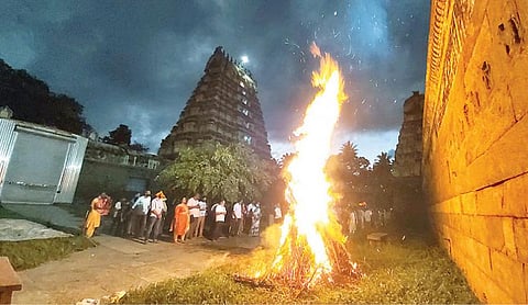 திருவண்ணாமலை அண்ணாமலையார் கோயிலில் சமூக இடைவெளியை பின்பற்றாமல் அமர வைக்கப்பட்டுள்ள விஐபிக்கள். அடுத்த படம்: விவிஐபிக்கள் மற்றும் அவர்களது குடும்பத்துக்காக தயார் செய்து வைக்கப்பட்டிருந்த இருக்கைகள்.