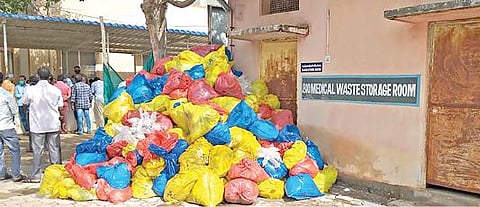 நாமக்கல் அரசு மருத்துவமனையில் மருத்துவக் கழிவுகள் மலைபோல் குவித்து வைக்கப்பட்டுள்ளது.