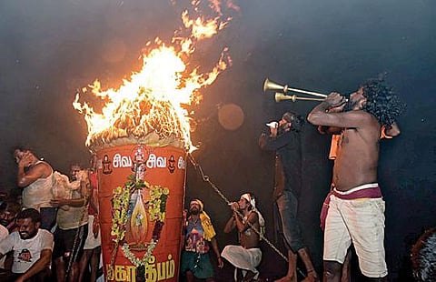 பழநி தண்டாயுதபாணிசுவாமி மலைக்கோயிலில் தீபம் ஏற்றப்பட்டதை தொடர்ந்து கொளுத்தப்பட்ட சொக்கப்பனை.