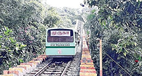பழநி மலைக் கோயிலுக்குச் செல்லும் பக்தர்களின் வசதிக்காக இயக்கப்படும் மின் இழுவை ரயில் (கோப்புப் படம்)