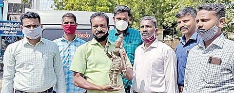 சிலையை கும்பகோணம் கூடுதல் தலைமை குற்றவியல் நீதிமன்றத்தில் நேற்று ஒப்படைக்க வந்த சிலை கடத்தல் தடுப்பு பிரிவு போலீஸார்.
