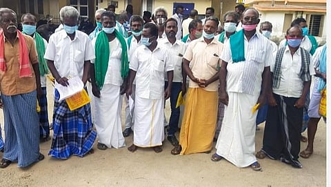 பயிர் காப்பீட்டுத் தொகை வழங்க கமிஷன்: தென்காசி ஆட்சியரிடம் விவசாயிகள் புகார்