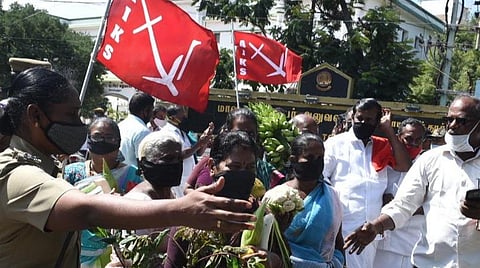 கோவை மாவட் ஆட்சியர் அலுவலகம் முன்பு, இன்று காய்கறிகளுடன், வாயில் கருப்புத் துணி கட்டி போராட்டத்தில் ஈடுபட்ட தமிழ்நாடு விவசாயிகள் சங்கத்தினர். | படம்: ஜெ.மனோகரன்.
