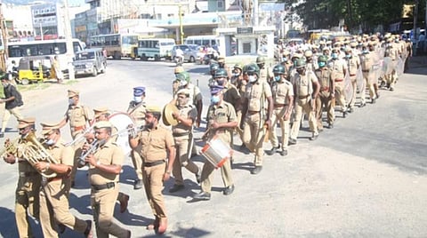 குமரியில் குற்ற நிகழ்வுகளைத் தடுக்க முன்னேற்பாடுகள்: நாகர்கோவிலில் போலீஸார் நடத்திய திடீர் கொடி அணிவகுப்பால் பரபரப்பு