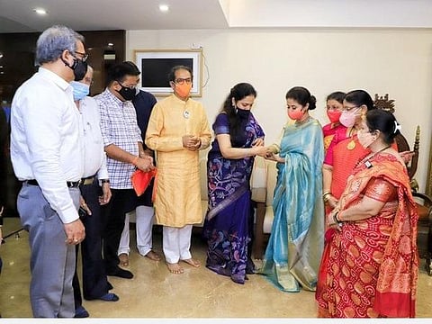 உத்தவ் தாக்கரே முன்னிலையில் சிவசேனா கட்சியில் நடிகை ஊர்மிளா இன்று இணைந்தார்: படம் | ஏஎன்ஐ.