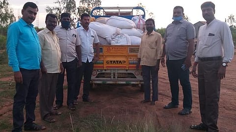 காரைக்குடி அருகே கோட்டையூரில் பறிமுதல் செய்த ரேஷன் அரிசியுடன் பறக்கும்படையினர்.