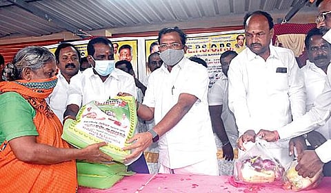 திருக்கழுக்குன்றத்தை அடுத்த மங்கலம் கிராமத்தில் நிவர் புயலால் பாதிக்கப்பட்ட குடும்பங்களுக்கு நிவாரண உதவிகளை அமைச்சர் பாண்டியராஜன் வழங்கினார்.