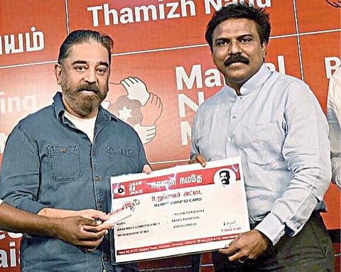 மக்கள் நீதி மய்யம் கட்சியில் நேற்று இணைந்த முன்னாள் ஐஏஎஸ் அதிகாரி சந்தோஷ் பாபுவுக்கு உறுப்பினர் அட்டையை வழங்குகிறார் கமல்ஹாசன். படம்: ம.பிரபு