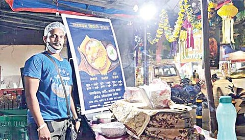 சாலையோரம் பிரியாணி கடை வைத்து நடத்தி வரும் அக் ஷய் பார்க்கர்.