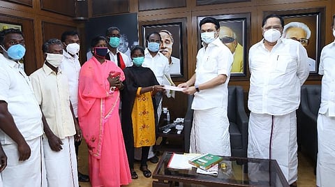 நிதியுதவி வழங்கும் மு.க.ஸ்டாலின்