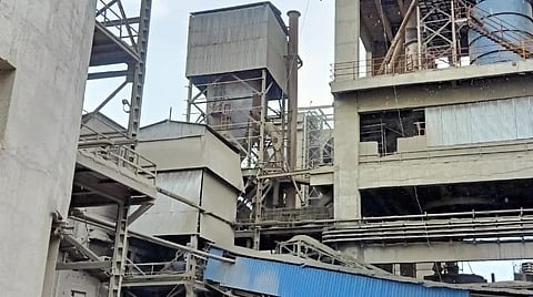 கோவை மதுக்கரையில் செயல்பட்டு வரும் சிமென்ட் ஆலையின் உட்புறப் பகுதி.