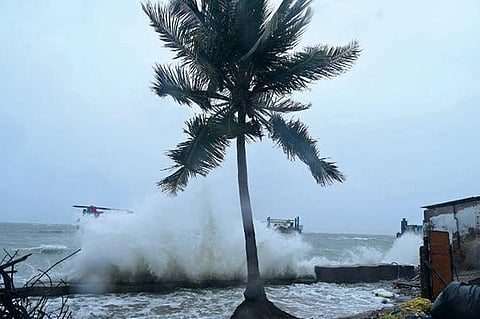 ‘புரெவி’ புயல் காரணமாக பாம்பன் கடல் பகுதி கொந்தளிப்பாக காணப்பட்டது. பல அடி உயரத்துக்கு ராட்சத அலைகள் எழும்பின.படம்: எல்.பாலசந்தர்
