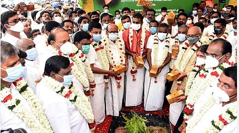 கோவை அவிநாசி சாலை உயர்மட்டப்பாலத்துக்கான திட்டப்பணியை அடிக்கல் நாட்டித் தொடங்கி வைத்த அமைச்சர் எஸ்.பி.வேலுமணி. படம் : ஜெ.மனோகரன்.