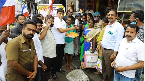 கிருஷ்ணகிரி ரஜினி மக்கள் மன்ற மாவட்டச் செயலாளர் கே.வி.சீனிவாசன் பொதுமக்களுக்கு இனிப்புகள் வழங்கினார்.