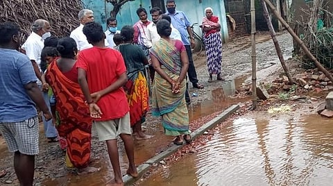 திருநள்ளாறு அரங்கநகர் பகுதியில் மழை பாதிப்பு குறித்துப் பார்வையிட்டு மக்களைச் சந்தித்துப் பேசிய புதுச்சேரி அமைச்சர் ஆர்.கமலக்கண்ணன்