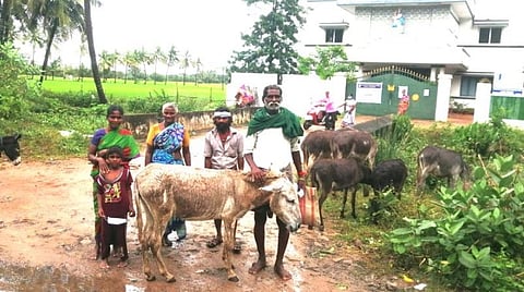 பள்ளியில் தங்கம் இடம் மறுக்கப்பட்ட நிலையில் மழையில் நிற்கும் முரளி குடும்பத்தினர்.