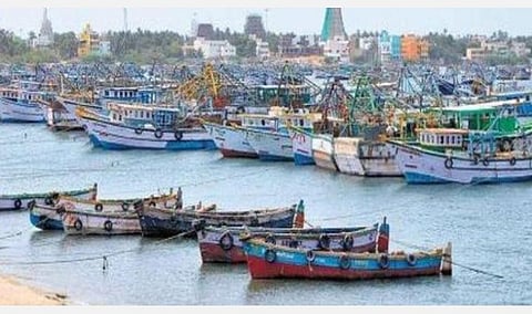 மீன்பிடி தடைக்காலத்தை மாற்றக்கோரி வழக்கு: மத்திய-மாநில அரசுகளுக்கு உயர் நீதிமன்றம் நோட்டீஸ்