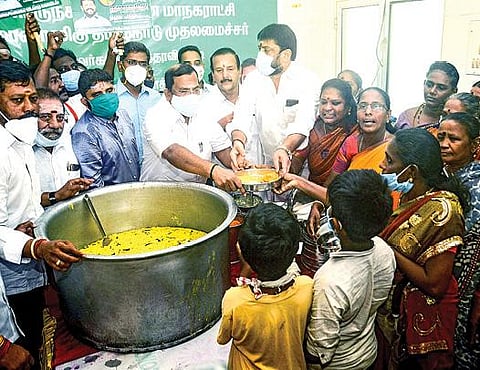 மழை வெள்ளத்தால் பாதிக்கப்பட்ட சென்னை குடிசை பகுதி மக்களுக்கு சென்னை மாநகராட்சி சார்பில் இலவச உணவு வழங்கும் திட்டத்தை அமைச்சர் கே.பாண்டியராஜன் ஷெனாய் நகரில் உள்ள அண்ணா சமூக கூடத்தில் நேற்று தொடங்கி வைத்தார். சென்னை மாநகராட்சி ஆணையர் கோ.பிரகாஷ் உடனிருந்தார். படம்: பு.க.பிரவீன்