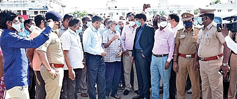 ’நிவர்’ புயலால் ஏற்பட்ட மழை பாதிப்புகளை பார்வையிட மத்திய குழுவினர் தமிழகம் வந்துள்ளனர். சென்னை வேளச்சேரி, பள்ளிக்கரணை, செம்மஞ்சேரி பகுதிகளில் நேற்று ஆய்வு செய்தனர். படம்: எம்.முத்துகணேஷ்