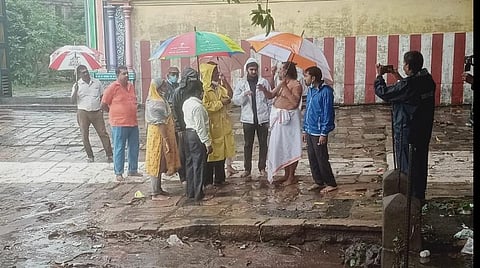 சிதம்பரம் நடராஜர் கோயில் மழைநீர் வெளியேறும் கால்வாய்ப் பகுதி உள்ள இடத்தை அதிகாரி ராஜேஷ் பார்வையிட்டு ஆய்வு செய்தார். அருகில் சிதம்பரம் சார் ஆட்சியர் மதுபாலன்.