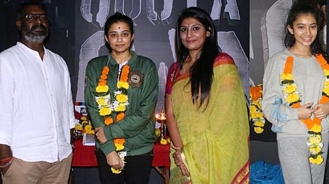படப் பூஜையில் இயக்குநர் விவேக், நடிகை ப்ரியாமணி, தயாரிப்பாளர் காயத்ரி, நடிகை சாரா அர்ஜுன்.