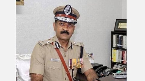 பேருந்துக்காக காத்திருந்த பெண்ணிடம் அத்துமீறிய போலீஸ்காரர் இடைநீக்கம்: காவல் ஆணையர் மகேஷ் குமார் அகர்வால் நடவடிக்கை