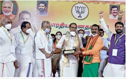 பாஜக சார்பில் திருச்செந்தூரில் நேற்று மாலை நடைபெற்ற வேல்யாத்திரை நிறைவு விழாவில், மத்திய பிரதேச முதல்வர் சிவராஜ் சிங் சவுகானுக்கு, தமிழக பாஜக தலைவர் எல்.முருகன் நினைவுப்பரிசு வழங்கினார். உடன், பாஜக மூத்த தலைவர்கள் பொன் ராதாகிருஷ்ணன், எச்.ராஜா, தமிழக பாஜக மேலிட பொறுப்பாளர் சி.டி.ரவி, நடிகை குஷ்பு, அண்ணாமலை உள்ளிட்டோர். படங்கள்: என்.ராஜேஷ்