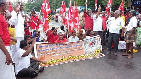 வேளாண் சட்டங்களுக்கு எதிர்ப்பு: விருதுநகரில் 14 இடங்களில் சாலை மறியல்; கம்யூனிஸ்ட் கட்சியினர் 893 பேர் கைது