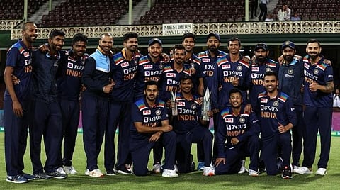 ஆஸ்திரேலிய அணிக்கு எதிரான டி20 தொடரை வென்ற மகிழ்ச்சியில் இந்திய அணி: படம் உதவி | ட்விட்டர்.