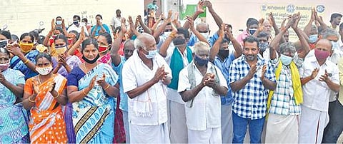 எட்டு வழிச் சாலை திட்ட மேல்முறையீட்டு வழக்கில் நேற்று உச்ச நீதிமன்றம் வழங்கிய தீர்ப்பை வரவேற்று, சேலம் அயோத்தியப்பட்டணம் அடுத்த ராமலிங்கபுரத்தில் திரண்ட விவசாயிகள் கைதட்டி மகிழ்ச்சியை வெளிப்படுத்தினர்.