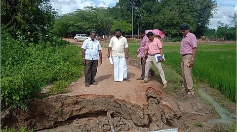 காரைக்குடி அருகே தொடர் மழையால் சாலை துண்டிப்பு: கிராம மக்கள் தவிப்பு