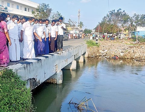 புதுப்பட்டினம் அடுத்த பிருக்ளி மேடு பகுதியில் உள்ள பக்கிங்ஹாம் கால்வாயின் இணைப்பு கால்வாயை அமைச்சர்கள் செங்கோட்டையன், பெஞ்சமின் ஆகியோர் நேரில் பார்வையிட்டனர்.
