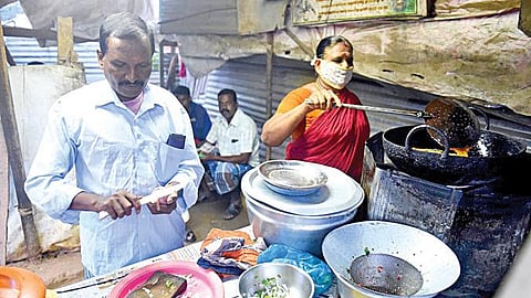 சேலத்தை அடுத்த சின்னப்பம்பட்டியில் தங்களது சில்லி சிக்கன் கடையில் பணியில் ஈடுபட்டுள்ள நடராஜனின் பெற்றோர். (உள்படம்) நடராஜன்.படம்: எஸ்.குரு பிரசாத்