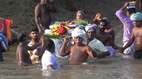 ஆபத்தான நிலையில் தூக்கிச் செல்லப்படும் சடலம்.