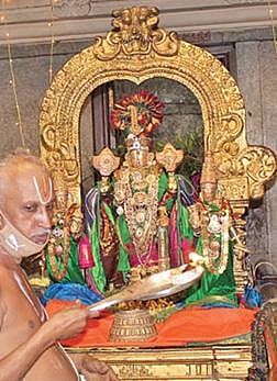 திருவள்ளூர் வீரராகவ பெருமாள் கோயிலில் நேற்று நடைபெற்ற வனபோஜன உற்சவத்தில் பக்தர்களுக்கு தேவி, பூதேவியுடன் அருள்பாலிக் கும் பெருமாள்.
