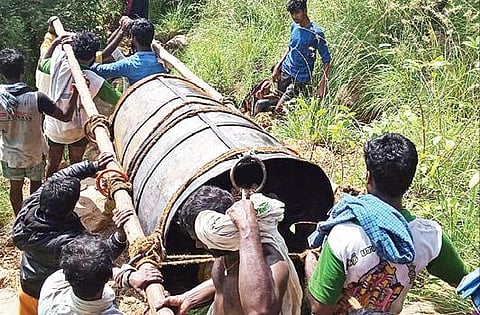 அண்ணாமலை உச்சியில் இருந்து கோயிலுக்கு கொண்டு வரப்படும் மகா தீபக் கொப்பரை.